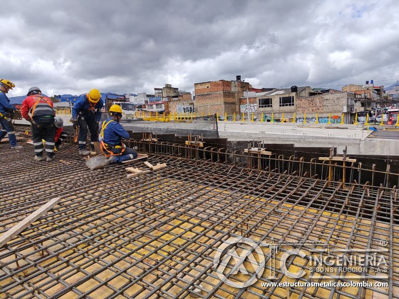 Supervise la cuadrilla que fija placas base dentro de la parrilla de la nueva losa para el puente vial, en Bogotá, Colombia. Montajes, Ingeniería y Construcción. MIC SAS.