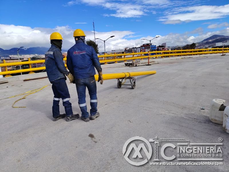Acompañe el traslado del tubo sobre carro móvil y mantenga libre su recorrido por el tablero del puente en Bogotá, Colombia. Montajes, Ingeniería y Construcción. MIC SAS.