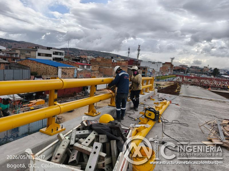 Conozca el ensamble técnico de tramos tubulares sobre las bases ancladas al murete del puente vehicular en Bogotá, Colombia. Montajes, Ingeniería y Construcción. MIC SAS.
