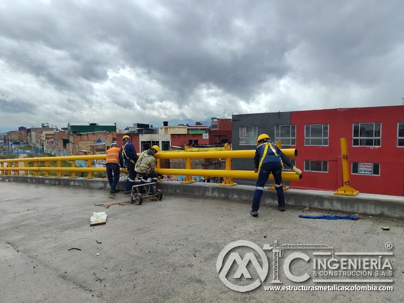 Observe el ensamble coordinado de un tubo horizontal sobre soportes firmemente anclados en cada detalle en Bogotá, Colombia. Montajes, Ingeniería y Construcción. MIC SAS.