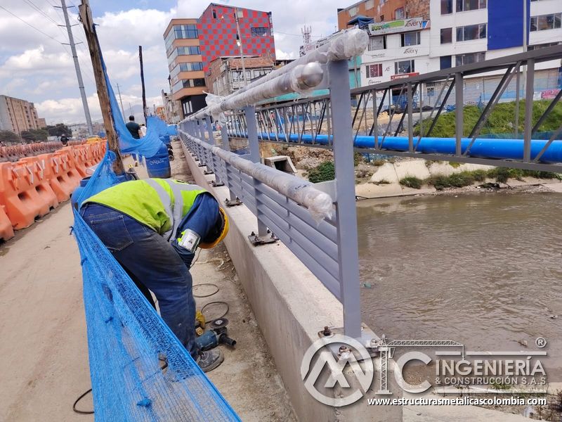 Ajuste soportes inferiores con esmerilado localizado para mejorar el acabado de barandas junto al canal en Bogotá, Colombia. Montajes, Ingeniería y Construcción. MIC SAS.