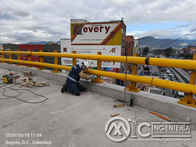 Observe la fijación del soporte vertical que vincula la base de concreto con la baranda de forma segura en Bogotá, Colombia. Montajes, Ingeniería y Construcción. MIC SAS.