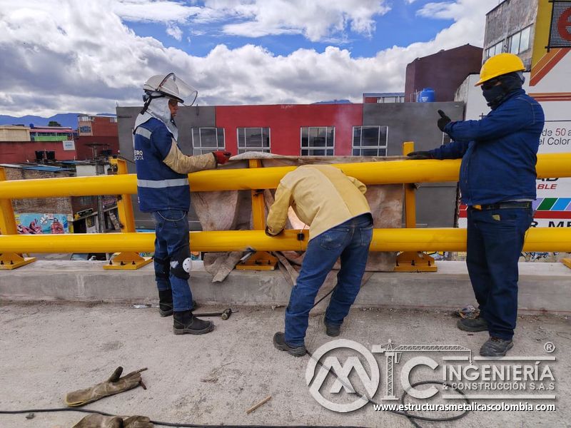 Observe la unión inferior de la baranda ejecutada con apoyo conjunto y protección térmica con seguridad en Bogotá, Colombia. Montajes, Ingeniería y Construcción. MIC SAS.