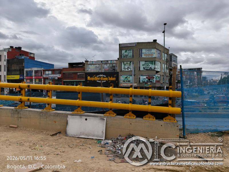 Observe tubería, uniones y bases empernadas que consolidan la protección lateral del puente de concreto en Bogotá, Colombia. Montajes, Ingeniería y Construcción. MIC SAS.