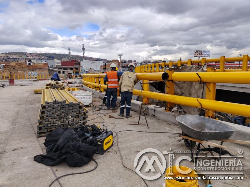 Interprete el frente de acabados con perfiles, equipos y protección ordenados en el tablero con calidad en Bogotá, Colombia. Montajes, Ingeniería y Construcción. MIC SAS.