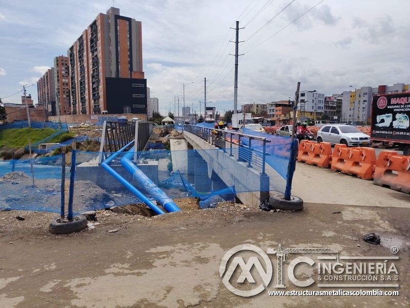 Observe la baranda gris que separa el canal, la zona intervenida y la circulación vehicular del entorno en Bogotá, Colombia. Montajes, Ingeniería y Construcción. MIC SAS.
