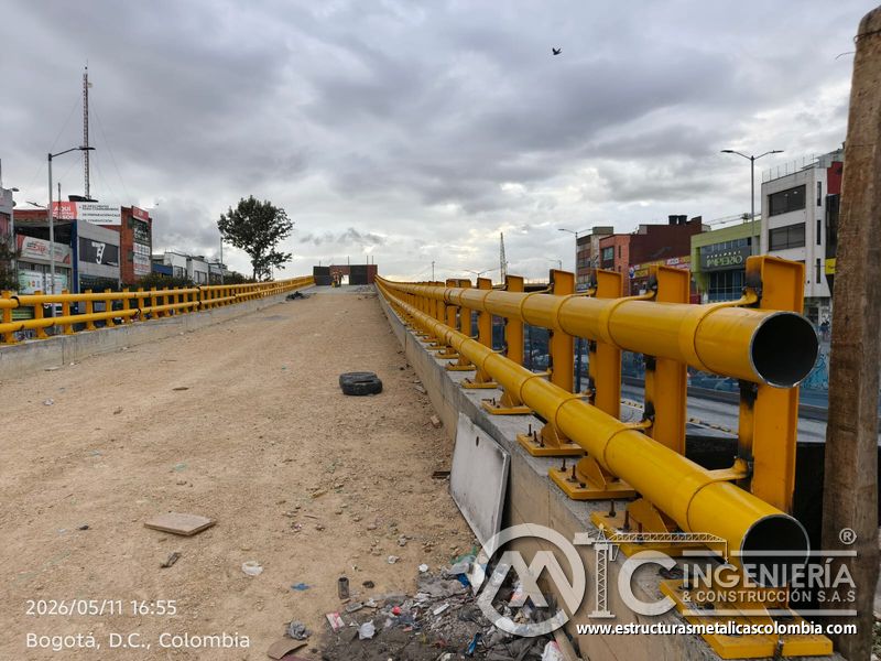 Conozca el sistema de barandas tubulares instalado a ambos costados para resguardar el puente vehicular en Bogotá, Colombia. Montajes, Ingeniería y Construcción. MIC SAS.