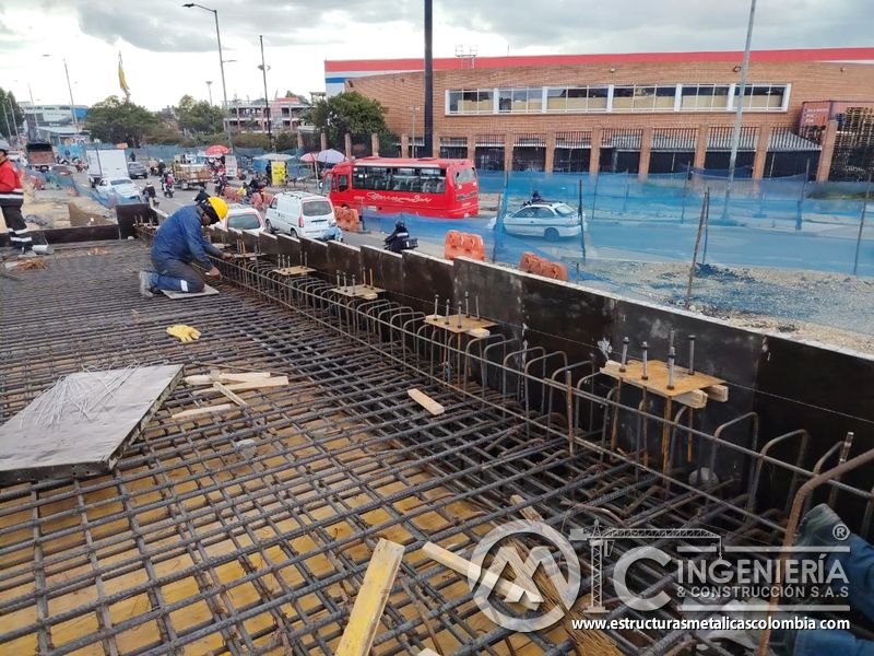 Ubique placas base y pernos dentro del acero de refuerzo antes del vaciado estructural con máximo rigor en Bogotá, Colombia. Montajes, Ingeniería y Construcción. MIC SAS.