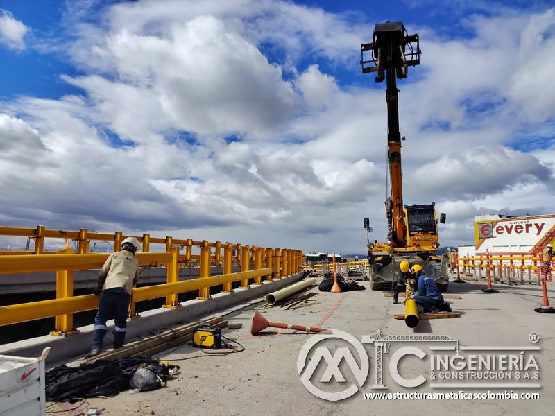 Movilice tubos amarillos con manipulador telescópico, señalización y personal atento sobre tablero vial en Bogotá, Colombia. Montajes, Ingeniería y Construcción. MIC SAS.