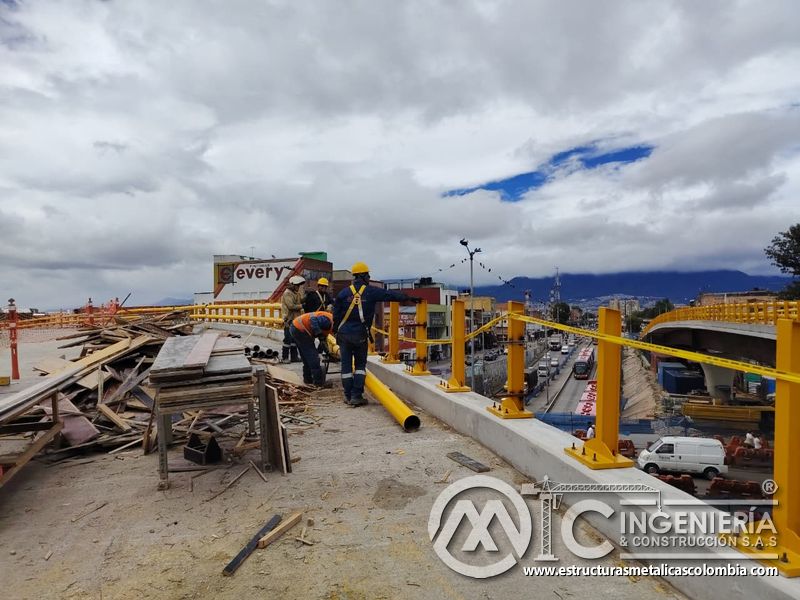 Instale el pasamanos amarillo sobre postes fijos y complete la seguridad del costado elevado del puente en Bogotá, Colombia. Montajes, Ingeniería y Construcción. MIC SAS.