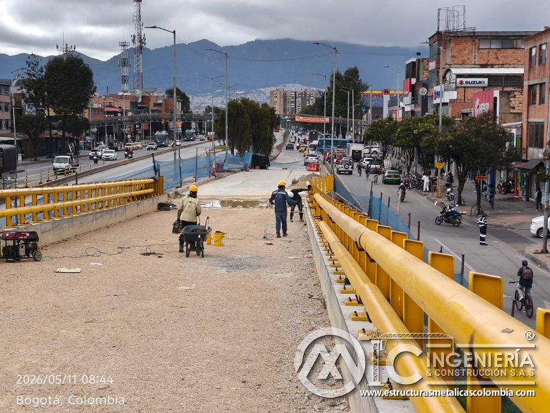 Conozca la nivelación de firme granular entre barandas para preparar la superficie del corredor elevado en Bogotá, Colombia. Montajes, Ingeniería y Construcción. MIC SAS.