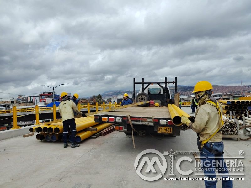 Agilice la entrega de tubos amarillos con cuadrillas coordinadas y acopios listos sobre el tablero vial en Bogotá, Colombia. Montajes, Ingeniería y Construcción. MIC SAS.
