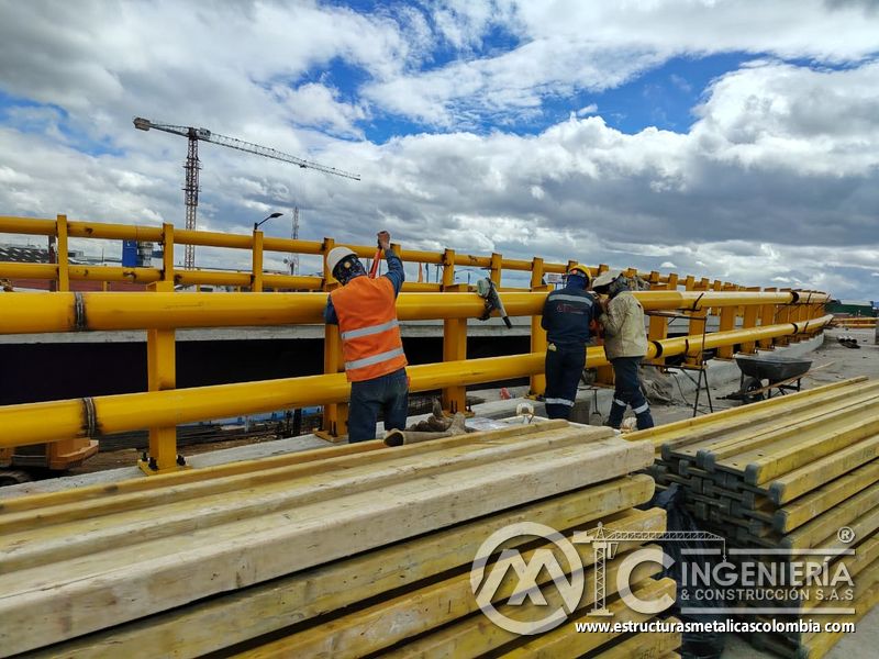 Proteja el acabado de la baranda con mantas ignífugas durante cada empalme soldado con revisión precisa en Bogotá, Colombia. Montajes, Ingeniería y Construcción. MIC SAS.
