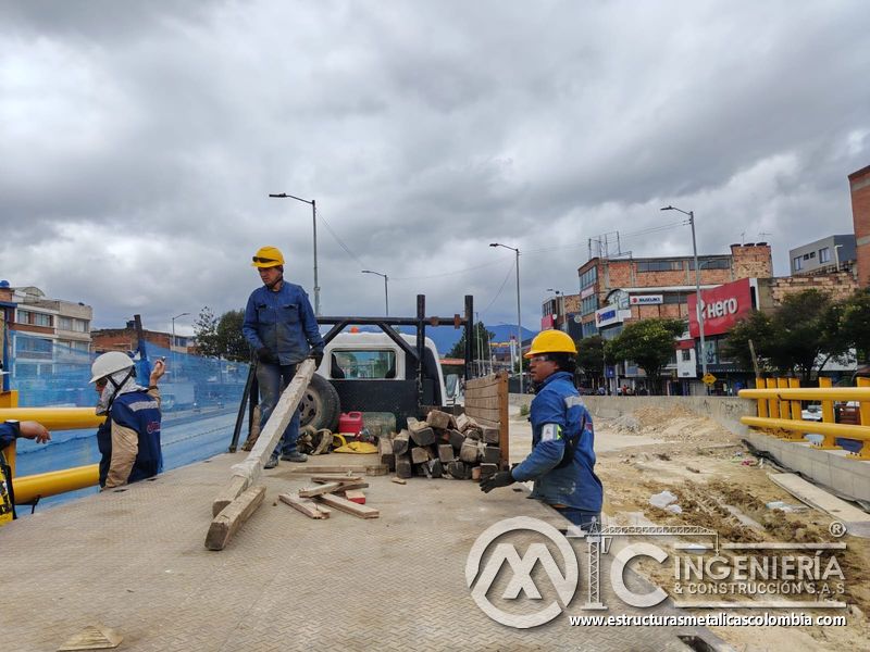 Observe la organización de maderos, soportes y herramientas al liberar la plataforma del camión de obra en Bogotá, Colombia. Montajes, Ingeniería y Construcción. MIC SAS.