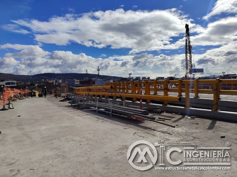 Organice perfiles y tubos junto a la baranda instalada para sostener un montaje estable sobre el puente en Bogotá, Colombia. Montajes, Ingeniería y Construcción. MIC SAS.