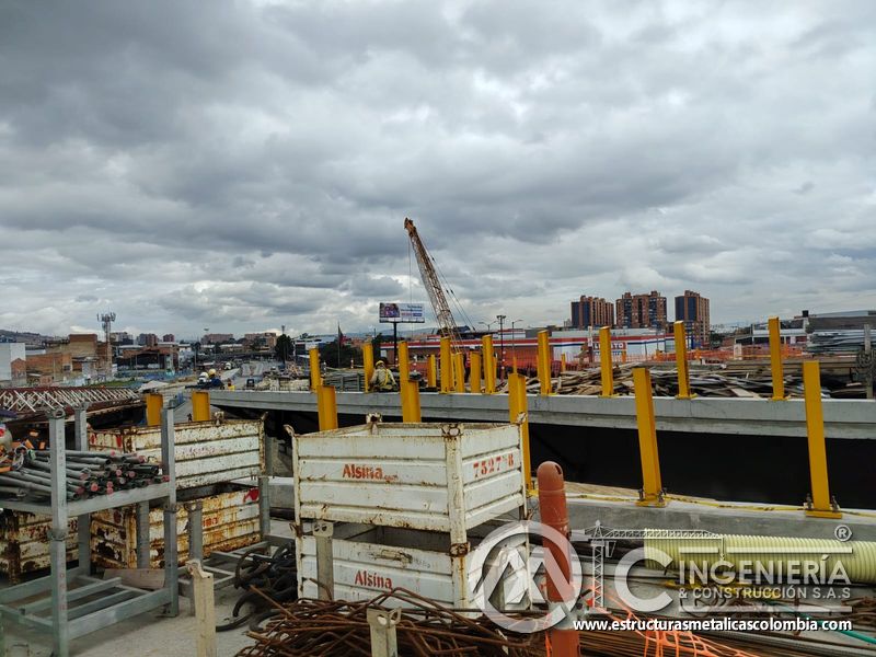 Observe la organización de postes, tuberías y materiales que agiliza el montaje de infraestructura vial en Bogotá, Colombia. Montajes, Ingeniería y Construcción. MIC SAS.