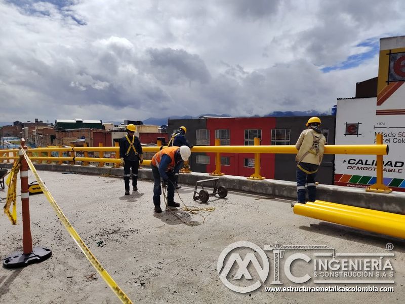 Examine la perforación del concreto destinada a recibir fijaciones del sistema metálico en cada detalle en Bogotá, Colombia. Montajes, Ingeniería y Construcción. MIC SAS.