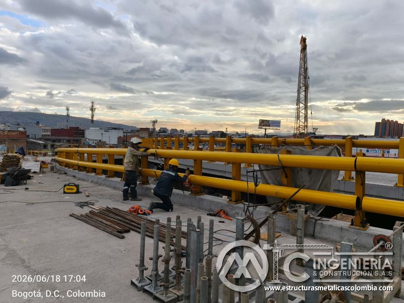 Compare los anclajes preparados con la baranda en terminación dentro del mismo frente con buen control, en Bogotá, Colombia. Montajes, Ingeniería y Construcción. MIC SAS.