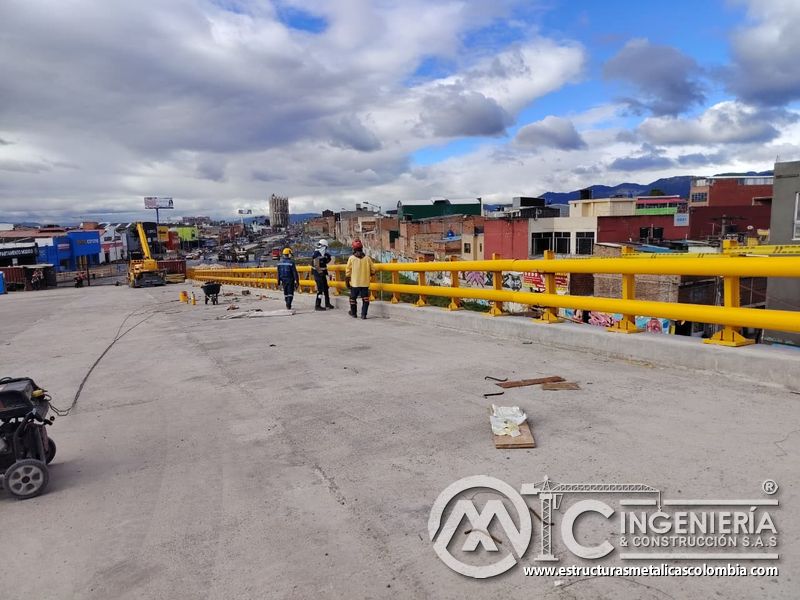 Dirija el control del montaje lateral con una cuadrilla que verifica el orden y los acabados del puente en Bogotá, Colombia. Montajes, Ingeniería y Construcción. MIC SAS.