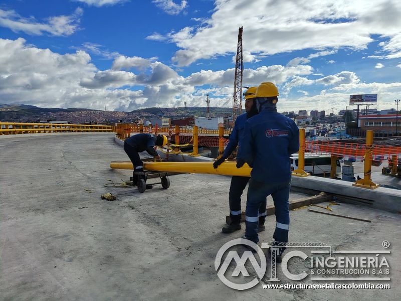 Optimice el traslado de perfiles largos mediante carros de apoyo que reducen esfuerzo y mejoran control en Bogotá, Colombia. Montajes, Ingeniería y Construcción. MIC SAS.