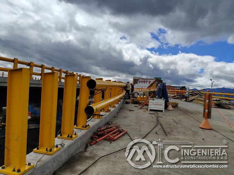 Distinga los tramos tubulares listos para completar la baranda sobre el borde elevado con máximo rigor, en Bogotá, Colombia. Montajes, Ingeniería y Construcción. MIC SAS.