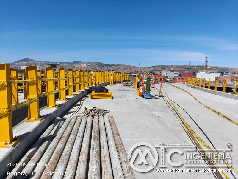 Conozca la preparación de tubos y postes para instalar barandas metálicas seguras sobre puentes urbanos en Bogotá, Colombia. Montajes, Ingeniería y Construcción. MIC SAS.