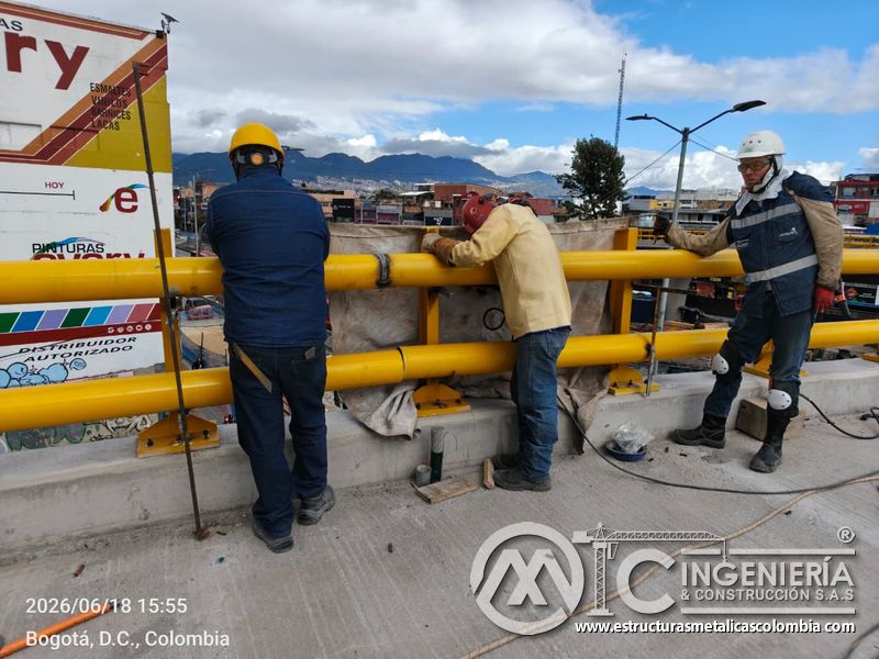 Presencie la protección ignífuga colocada detrás del empalme durante la soldadura tubular con precisión en Bogotá, Colombia. Montajes, Ingeniería y Construcción. MIC SAS.