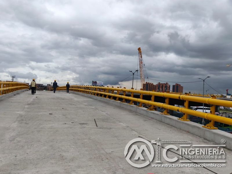 Recorra barandas tubulares amarillas que delimitan ambos costados y consolidan la seguridad de viaducto en Bogotá, Colombia. Montajes, Ingeniería y Construcción. MIC SAS.