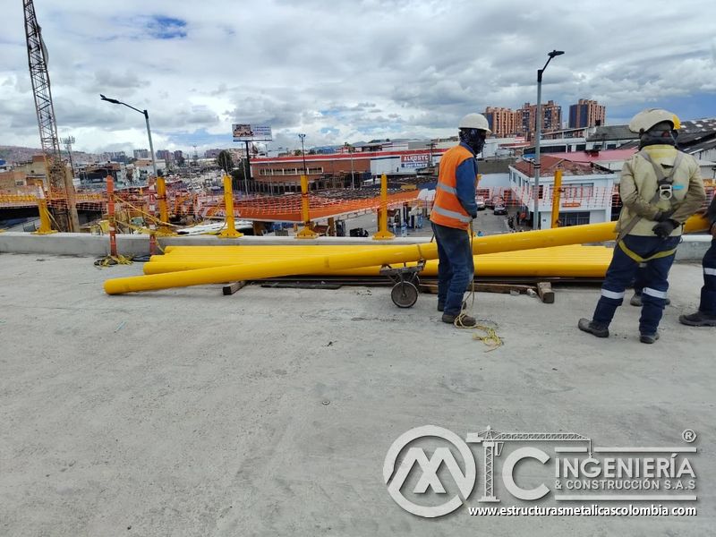 Identifique la reserva de tubos amarillos dispuesta para completar la protección lateral con seguridad, en Bogotá, Colombia. Montajes, Ingeniería y Construcción. MIC SAS.