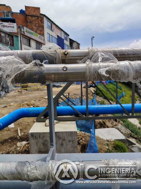 Inspeccione puntos soldados que enlazan segmentos del pasamanos bajo su recubrimiento plástico temporal en Bogotá, Colombia. Montajes, Ingeniería y Construcción. MIC SAS.