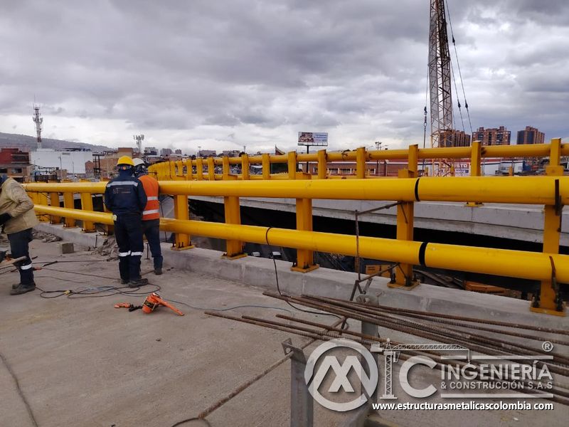 Inspeccione empalmes y apoyos de la baranda tubular antes de liberar el tramo protegido de forma segura en Bogotá, Colombia. Montajes, Ingeniería y Construcción. MIC SAS.