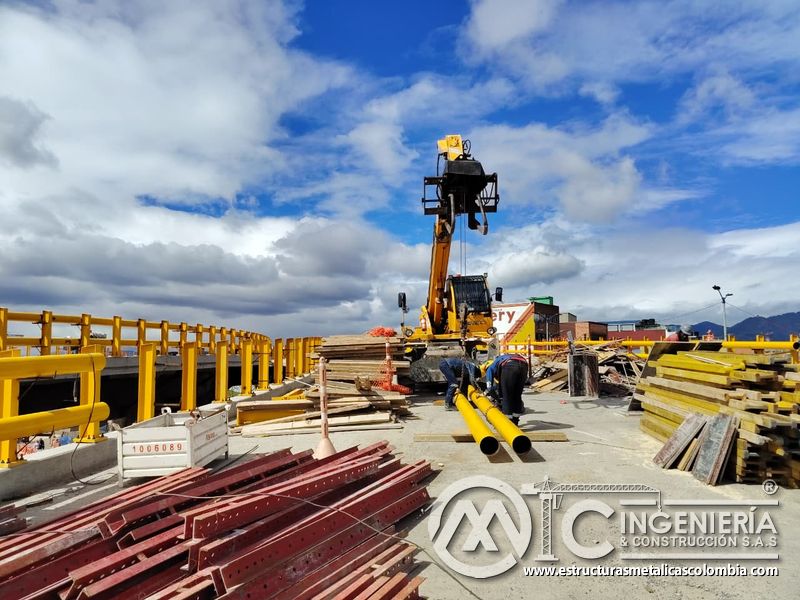 Seleccione tubos amarillos bajo el equipo de elevación y verifique sus puntos seguros de amarre y apoyo en Bogotá, Colombia. Montajes, Ingeniería y Construcción. MIC SAS.