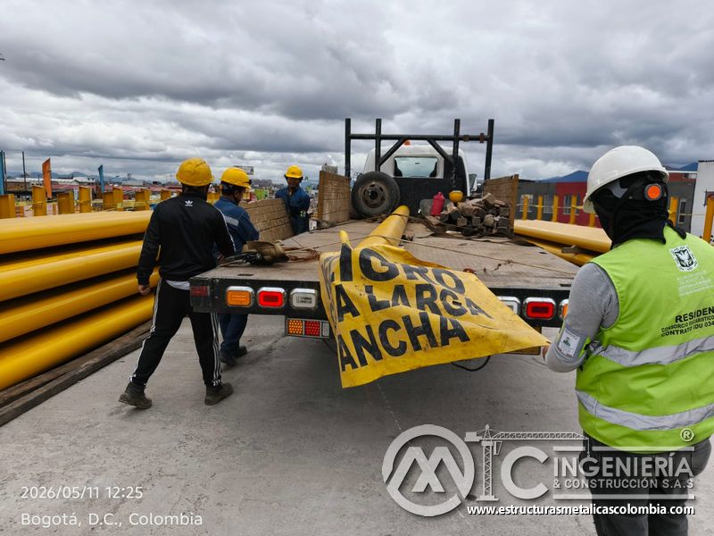 Identifique la señalización de carga larga y ancha utilizada al entregar tubos para barandas de puentes en Bogotá, Colombia. Montajes, Ingeniería y Construcción. MIC SAS.