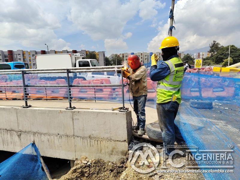 Respalde la fijación del poste terminal, con soldadura controlada y supervisión en el borde de concreto en Bogotá, Colombia. Montajes, Ingeniería y Construcción. MIC SAS.