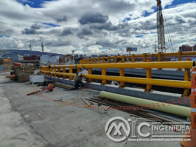 Complete la soldadura del tubo inferior, sin invadir redes, varillas ni insumos cercanos a la obra vial en Bogotá, Colombia. Montajes, Ingeniería y Construcción. MIC SAS.