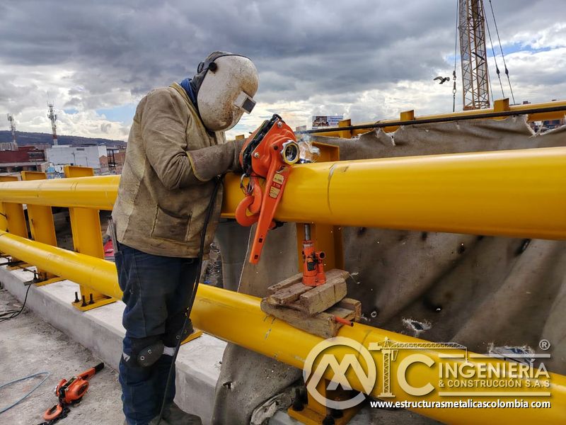 Valore la soldadura protegida de una unión tubular sostenida con aparejo de alineación con buen control en Bogotá, Colombia. Montajes, Ingeniería y Construcción. MIC SAS.