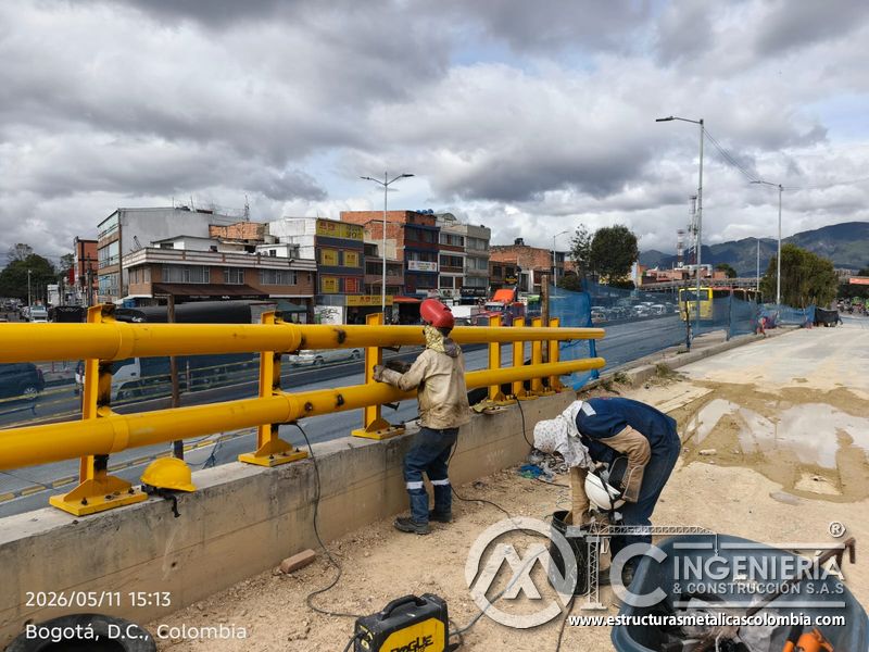 Conozca la soldadura y el ajuste final de barandas metálicas amarillas en el acceso al puente vehicular en Bogotá, Colombia. Montajes, Ingeniería y Construcción. MIC SAS.