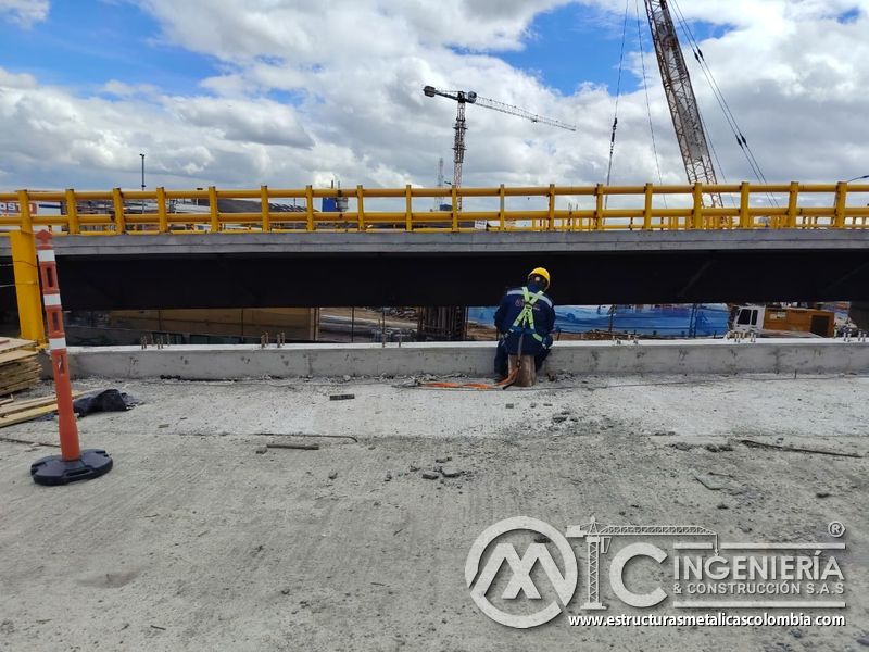Acondicione la coronación de concreto antes de instalar componentes de seguridad lateral con precisión, en Bogotá, Colombia. Montajes, Ingeniería y Construcción. MIC SAS.