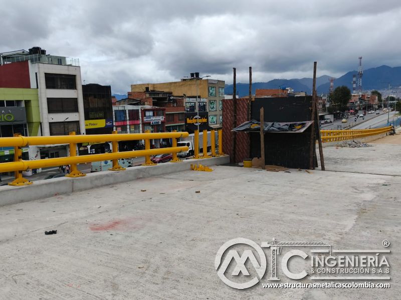 Conozca la terminación de barandas cerca de postes firmes en la transición hacia el descenso del puente en Bogotá, Colombia. Montajes, Ingeniería y Construcción. MIC SAS.