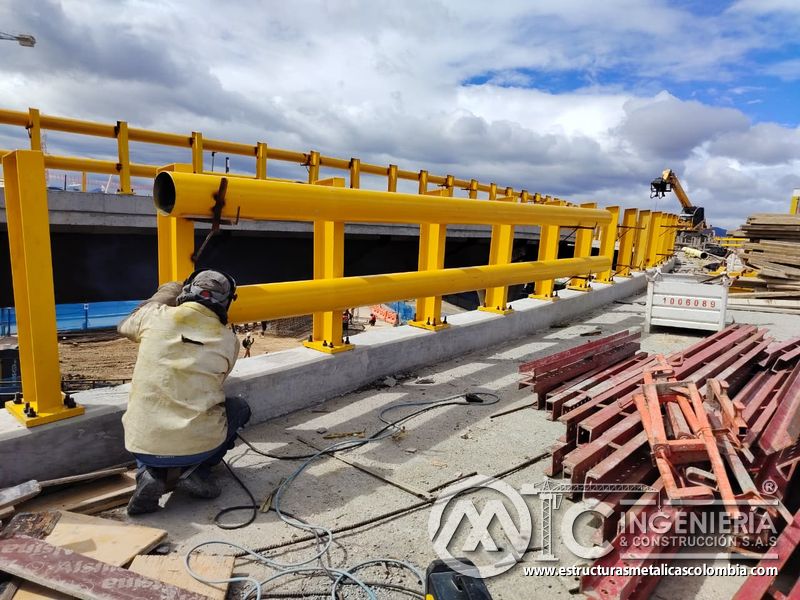 Termine la unión del pasamanos amarillo con soldadura localizada y protección completa para el operario en Bogotá, Colombia. Montajes, Ingeniería y Construcción. MIC SAS.
