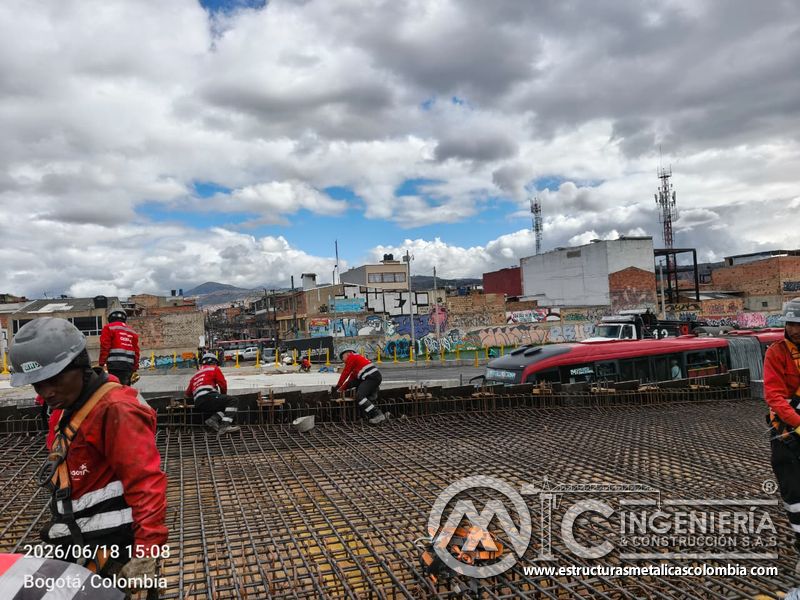 Admire la extensión del entramado de varillas que conformará la nueva losa del puente con máximo rigor, en Bogotá, Colombia. Montajes, Ingeniería y Construcción. MIC SAS.