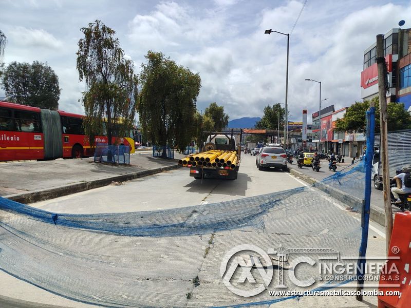 Conozca el traslado urbano de tubería amarilla hacia obras de barandas y protección para puentes viales en Bogotá, Colombia. Montajes, Ingeniería y Construcción. MIC SAS.