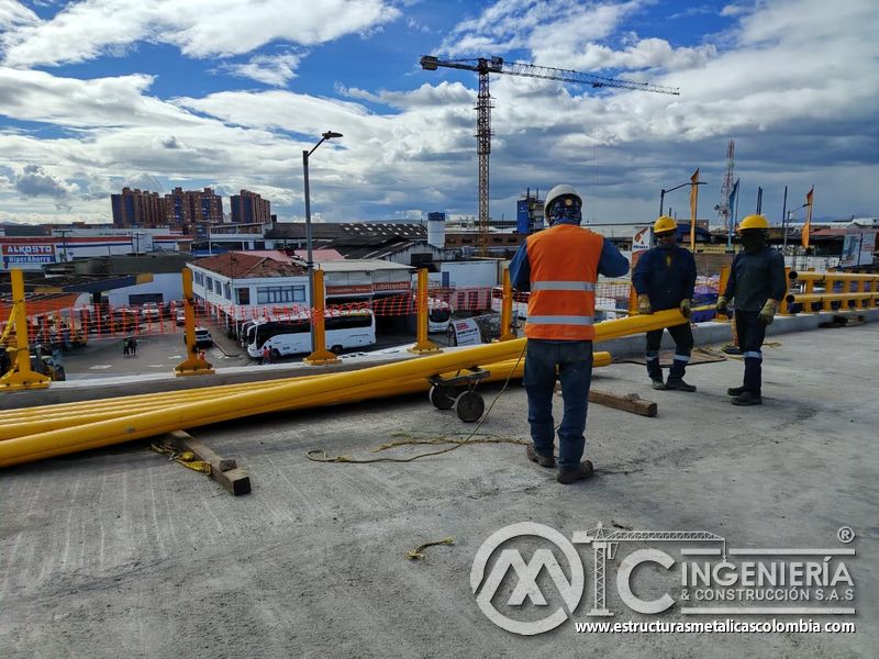 Inspeccione el tubo apoyado sobre carro, antes de trasladarlo hacia la línea definitiva del cerramiento en Bogotá, Colombia. Montajes, Ingeniería y Construcción. MIC SAS.