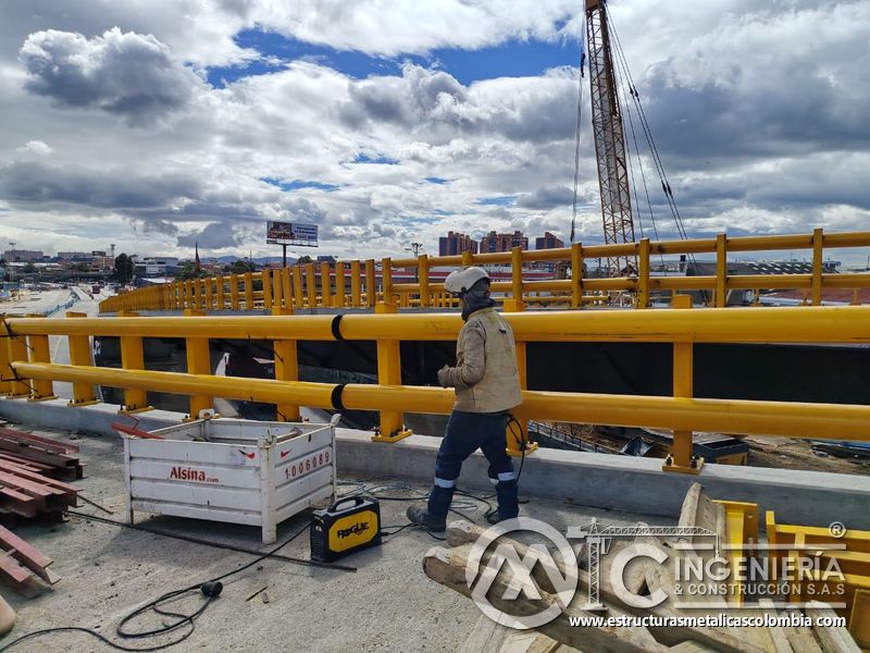 Revise acoples negros y uniones soldadas sobre la barrera amarilla antes de completar el tramo continuo en Bogotá, Colombia. Montajes, Ingeniería y Construcción. MIC SAS.