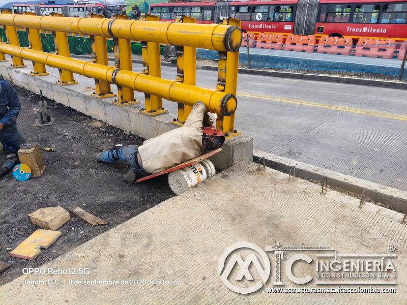 Observe el pulido del extremo inferior junto al corredor de transporte bajo supervisión técnica en obra en Bogotá, Colombia. Montajes, Ingeniería y Construcción. MIC SAS.