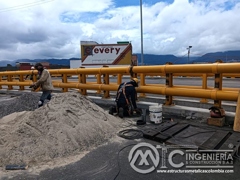 Observe los acabados metálicos junto al acopio de arena y grava para la obra vial sobre el tablero vial en Bogotá, Colombia. Montajes, Ingeniería y Construcción. MIC SAS.
