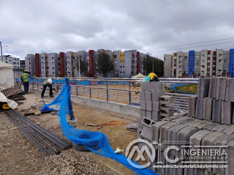 Reconozca el acopio de adoquines y acero junto a la baranda en construcción con precisión en cada etapa en Bogotá, Colombia. Montajes, Ingeniería y Construcción. MIC SAS.