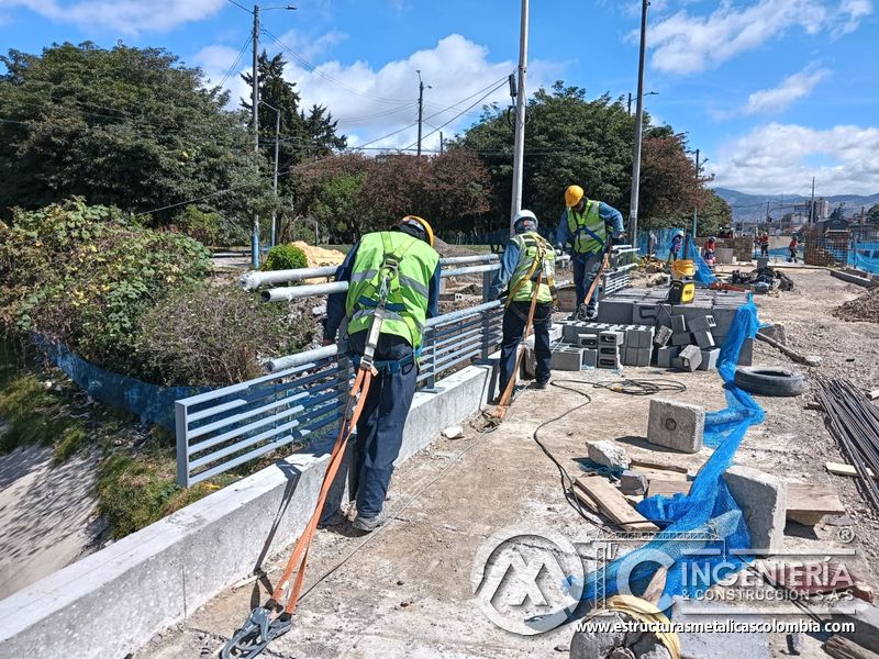 Observe la alineación del panel peatonal con aparejo sobre el murete del canal mediante control experto en Bogotá, Colombia. Montajes, Ingeniería y Construcción. MIC SAS.