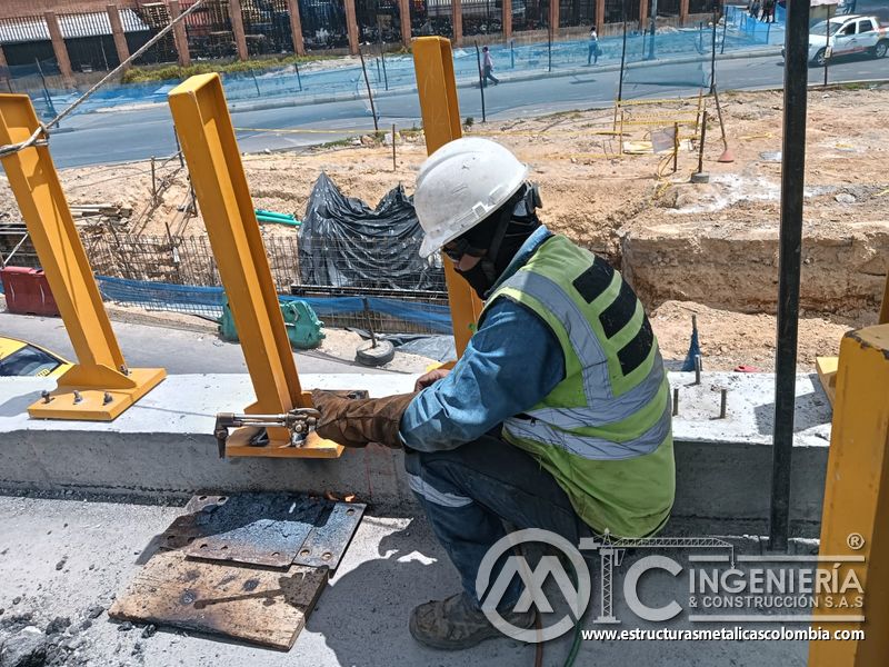 Detalle el apriete con llave de torque en anclajes de columnas metálicas verticales con control técnico en Bogotá, Colombia. Montajes, Ingeniería y Construcción. MIC SAS.