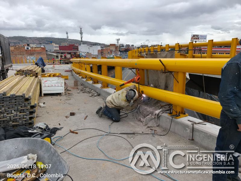 Contemple el arco eléctrico que fusiona la junta inferior de la defensa metálica con planeación de obra en Bogotá, Colombia. Montajes, Ingeniería y Construcción. MIC SAS.